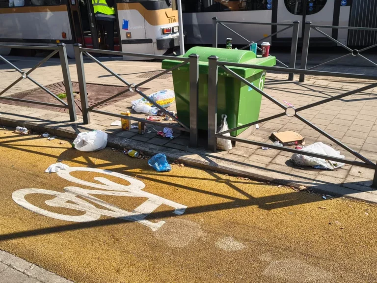 Wie moet afval aan tramhaltes opruimen? Brusselse overheden weten het zelf niet