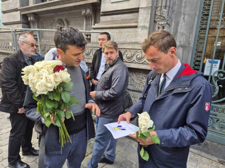 Burgers wachten Brusselse politici op met verwelkte bloemen