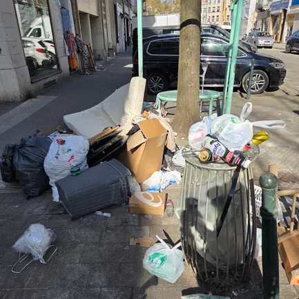 Kuregem 24 uur na grote schoonmaak opnieuw overspoeld door afval