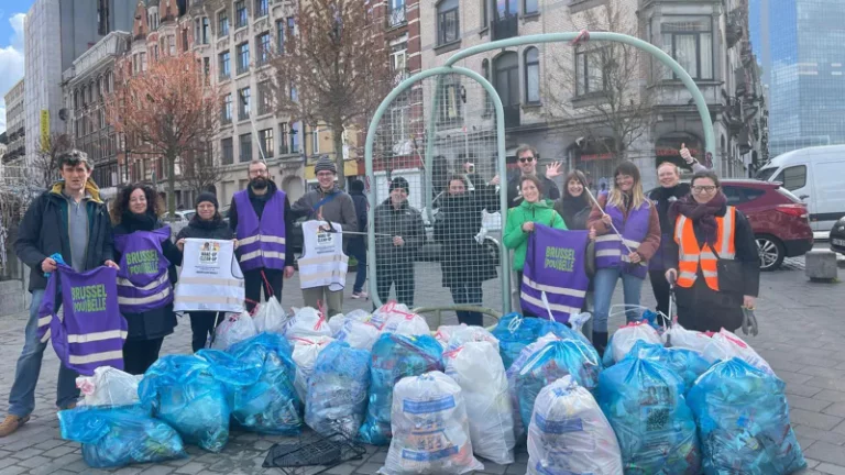 Auteur Lize Spit en buurtcomité trekken aan alarmbel nadat Kuregem na grote opruimactie opnieuw vol afval ligt: “Wijk is oorlogszone”